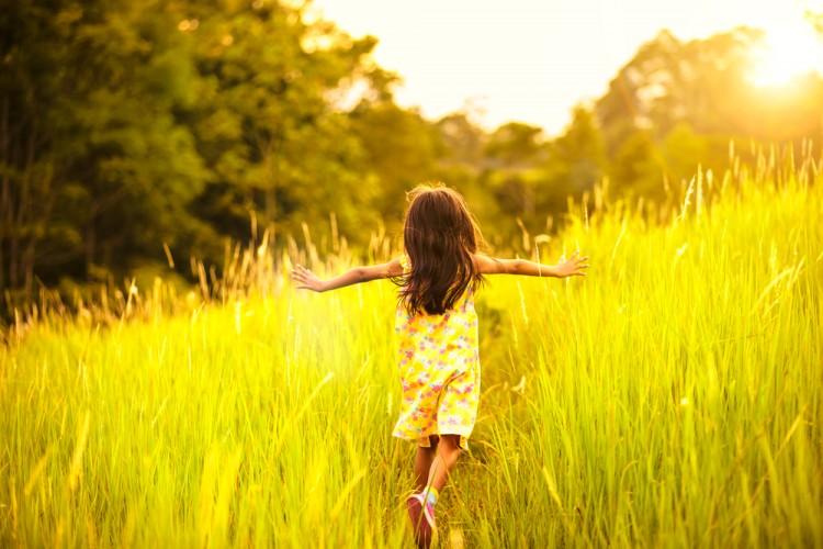 child, play, kid,happy, field, sunset, outdoor 5 Best Child Tracking Apps and Devices For Anxious Parents