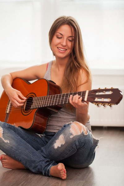 10 Easiest Four Chord Songs For Beginners
