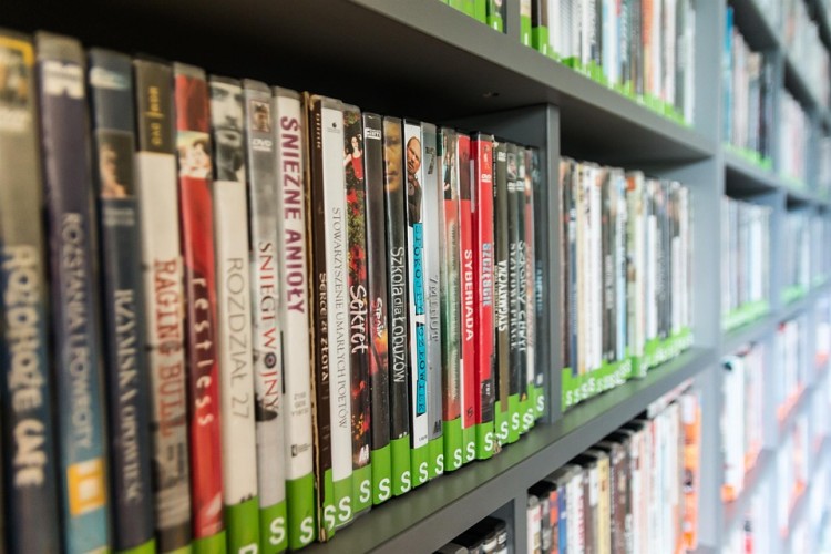 5 Easiest to Use DVD and Blu-ray Players for Seniors and Elderly