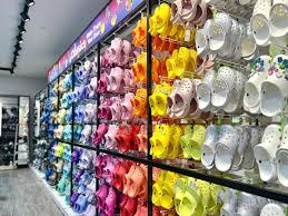 KeyBanc Cuts Crocs (CROX) Target, Cites Outlook and Tariff Risks