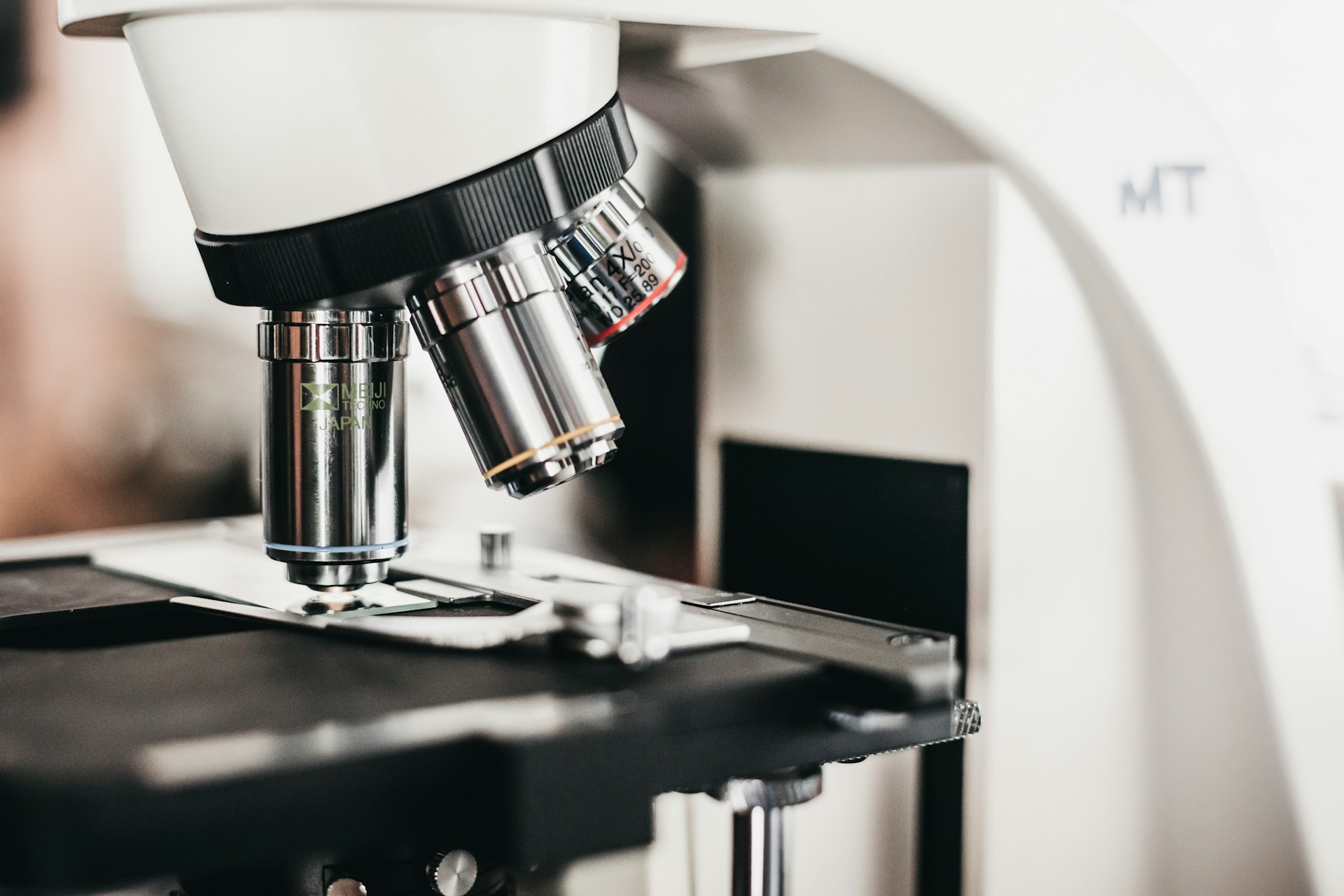 Leerink Partners Lifts Edwards Lifesciences (EW) Price Target Amid Buybacks Focus