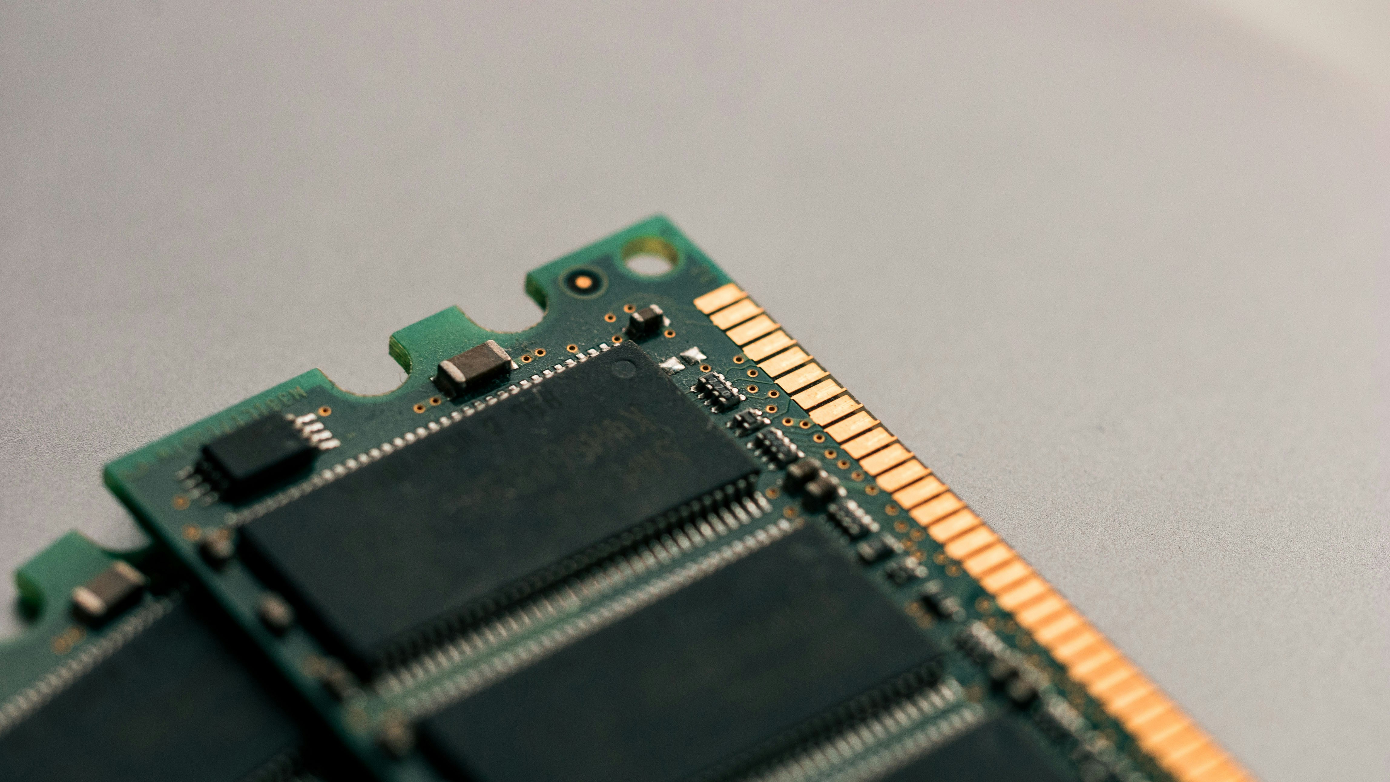 TD Cowen Reaffirms Buy on Micron Technology (MU), Boosts Target to $180